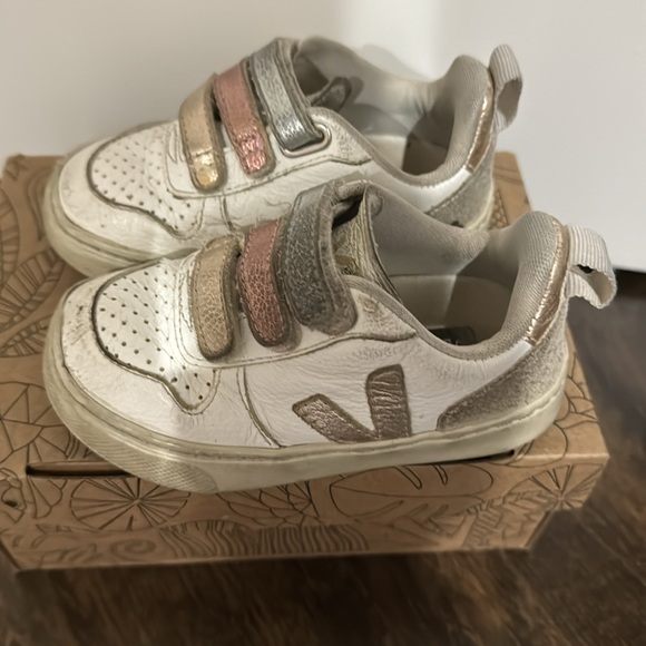 Toddler Veja V10 chromefree sneaker size 24 - Picture 2 of 5